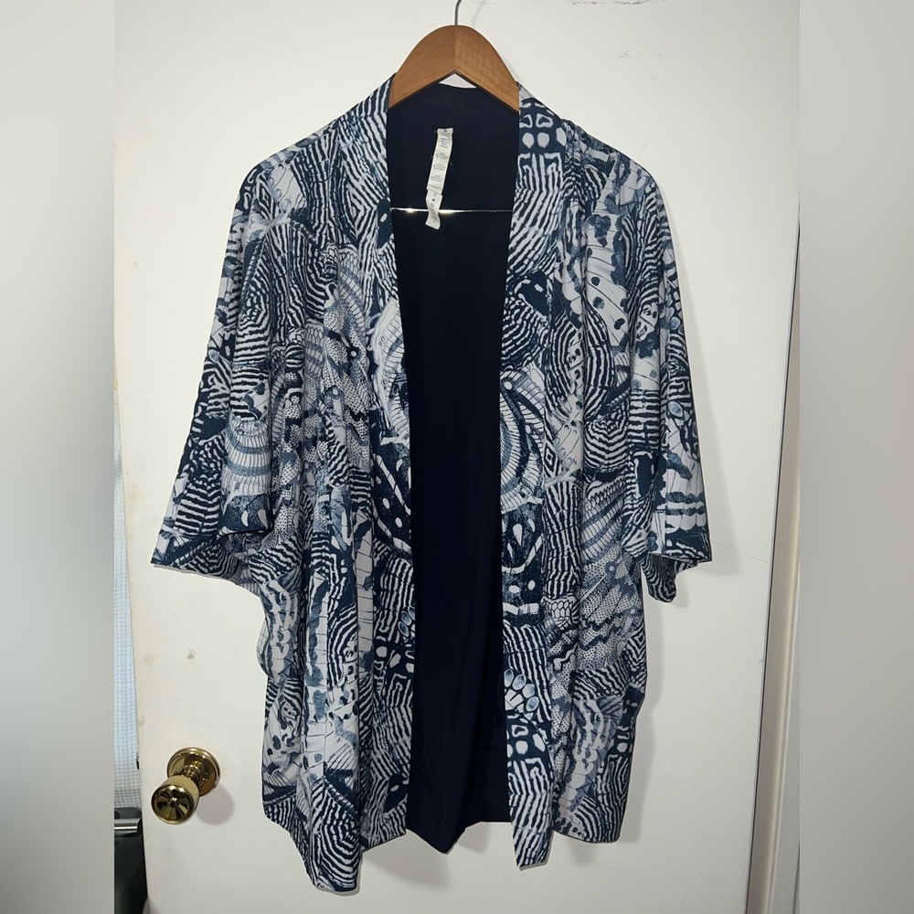 Lululemon Casbah Kimono
Winged Mosaic White Naval Blue / Naval Blue
